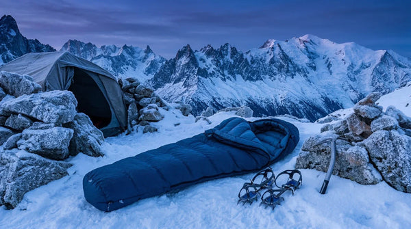 Sac de couchage hiver : critères et températures réelles pour bivouaquer au froid